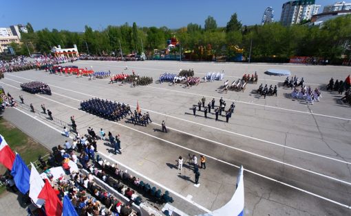 По центральной площади Энгельса торжественно прошли колонны воинских частей, ветеранских организаций и юнармейских отрядов