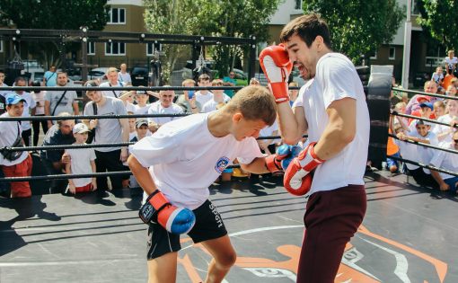 Артем Чеботарев вышел на ринг с подрастающим поколением юных боксеров