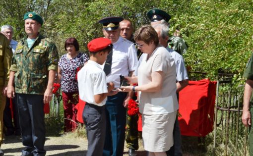 В День памяти и скорби в Ершове возложили цветы к братской могиле