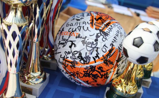 Футболистка подарила Губернатору мяч с автографами призеров турнира по дворовому футболу