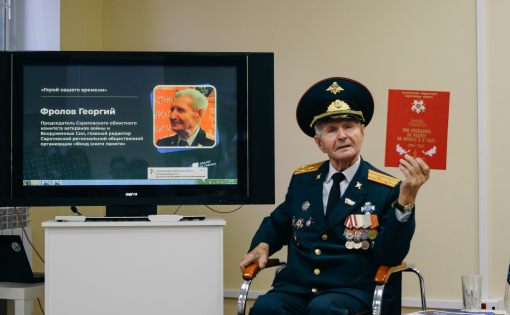 "Диалог на равных": молодежному центру передали копию Знамени Победы