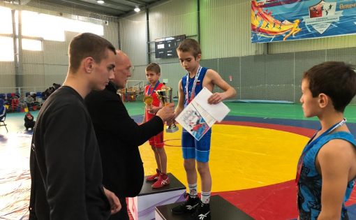 Саратовец завоевал золото в межрегиональных соревнованиях по греко-римской борьбе