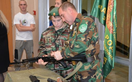 Участники торжественной встречи почтили память легендарного оружейника Михаила Калашникова