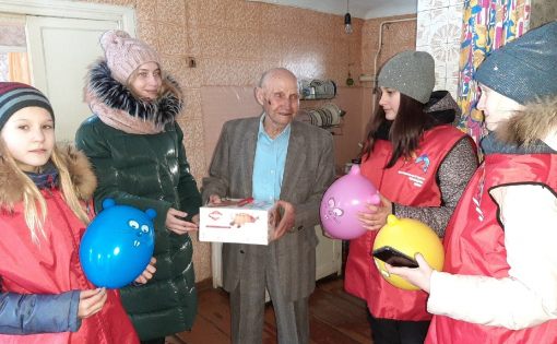 Петровские волонтеры поздравили ветерана с 99-летием