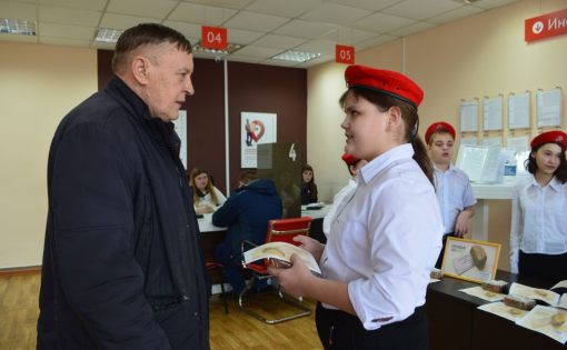 Школьники рассказали жителям города Ершов о блокадном хлебе