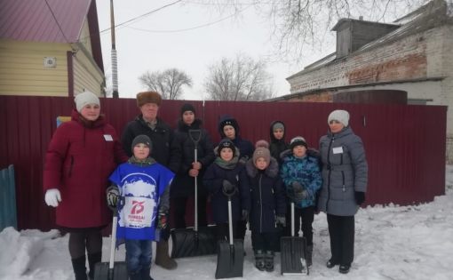 Социальные работники и волонтеры из Озинского района помогают ветеранам расчищать снег