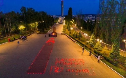 Волонтеры Победы создали «Огненную картину» в Парке Победы