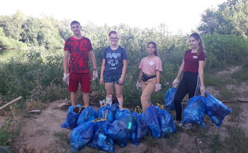 Волонтеры Пугачевского филиала ГБУ РЦ «Молодежь Плюс» приняли участие в  экологической акции «Вода России».