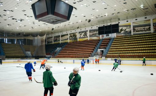 Хоккеисты и фигуристы вышли на саратовский лед