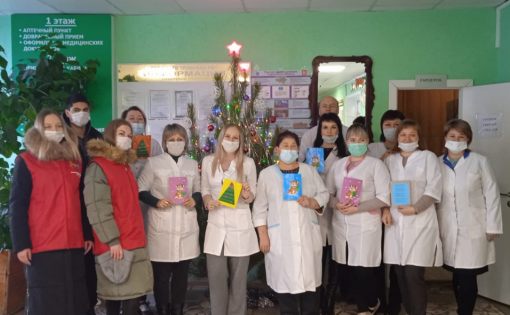 Волонтеры Петровска поздравили медиков с наступающим новым годом