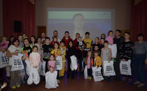 Саратовские хоккеисты передали детям из ДНР и ЛНР игрушки