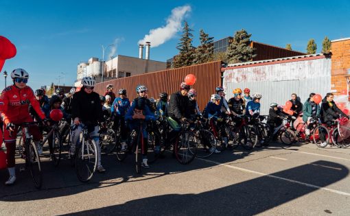 Любители спорта и здорового образа жизни приняли участие в велопараде на Набережной Космонавтов