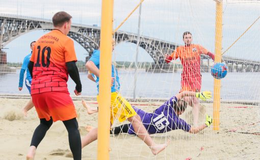 Двумя матчами стартовал открытый чемпионат Саратова 2018 по пляжному футболу