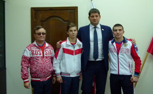 Министр молодежной политики и спорта Александр Абросимов встретился с самбистами Арманом Товмасяном и Денисом Кольжановым