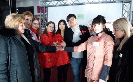 Волонтеры Саратова провели акции «Красная ленточка» и «Сдай тест на ВИЧ»