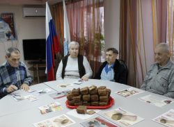 В Балаковском доме-интернате для престарелых и инвалидов прошел исторический час «Непокоренный Ленинград»