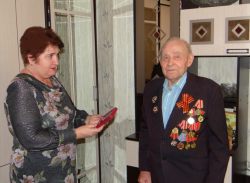 Ветеранам войны и труженикам тыла Энгельсского района вручают юбилейные медали