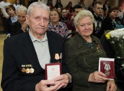 Жителям блокадного Ленинграда вручены юбилейные медали
