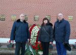 Делегация региона возложила цветы к месту захоронения Юрия Гагарина у Кремлевской стены