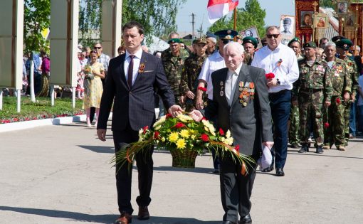 Возложение гирлянды и цветов к памятнику землякам, погибшим на фронтах и в тылу Великой Отечественной войны
