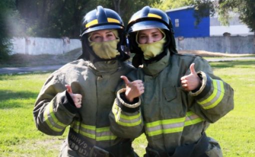 Подготовка к Чемпионату мира: Саратовские журналисты попробовали себя в роли пожарных-спортсменов