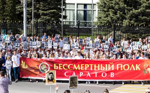 Более 80 тысяч человек приняли участие в шествии "Бессмертного полка" в Саратове 