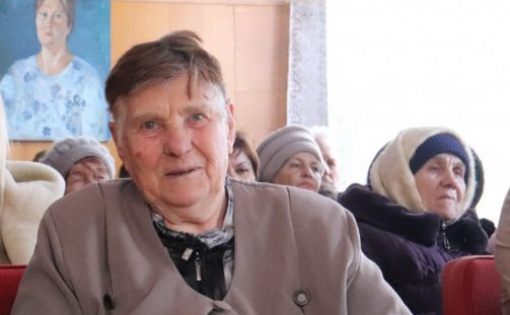 И.о. главы Калининского МР Валерий Лазарев вручил труженице тыла юбилейную медаль