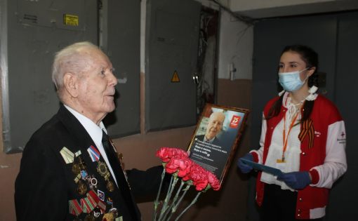 Саратовские активисты ОНФ подарили ветерану Великой Отечественной войны велосипед
