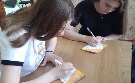 «Добро в России»: Жители страны готовят открытки, чтобы поздравить друг друга с Днем России