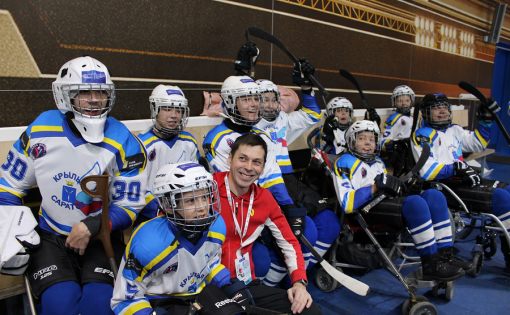 «Крылья» для каждого: как в Саратове детей-инвалидов обучают следж-хоккею