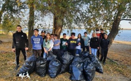 Региональный центр «Молодежь плюс» и студенты-волонтеры провели акцию «Чистые берега»