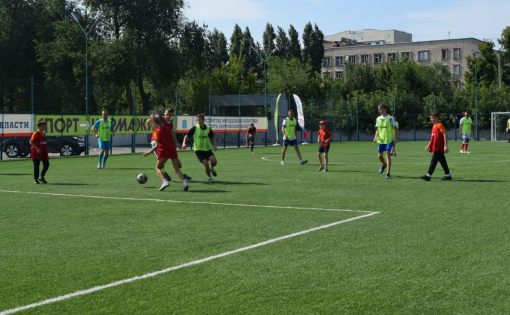 Саратовские чемпионы сыграли в футбол с детьми