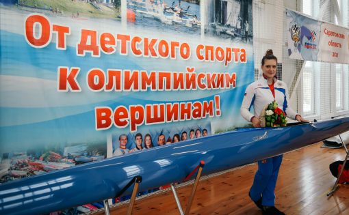 Вручение лодки М. Медведевой