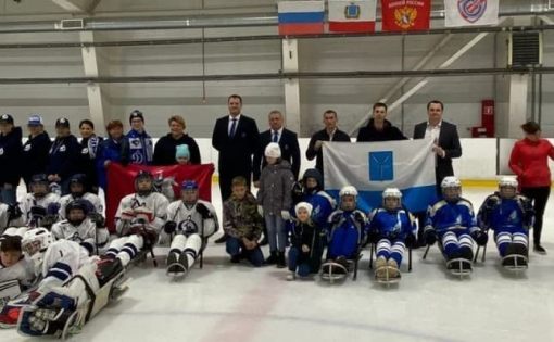 Команда из Вольска получила 6 комплектов специализированных саней для занятия следж-хоккеем