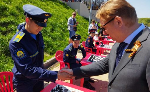 9 мая, в честь празднования 77-летия Победы в Великой Отечественной войне на набережной Балашова прошел сеанс одновременной игры по шахматам