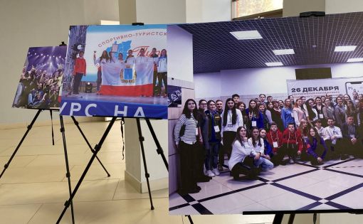 Холл Исторического парка украсила выставка достижения саратовской молодёжи за 2022 год