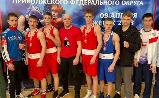 Саратовские боксеры завоевали три золота и серебро на Первенстве ПФО по боксу
