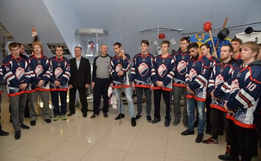 Губернатор торжественно вручил спортсменам областной школы «Кристалл» новую хоккейную форму и экипировку
