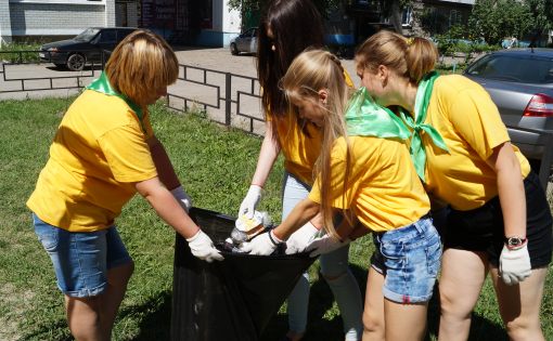 В Ртищево волонтеры «Молодежь плюс» провели экологическую акцию «Наш микрорайон»