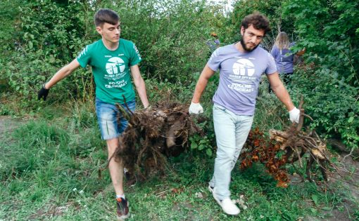На территории Кумысной поляны волонтеры провели работы по благоустройству