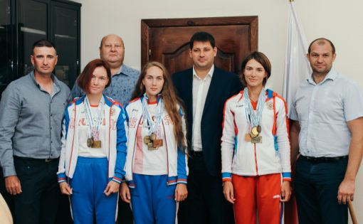 Министр Александр Абросимов встретился с призерами чемпионата мира по гребле