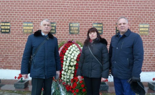 Делегация региона возложила цветы к месту захоронения Юрия Гагарина у Кремлевской стены