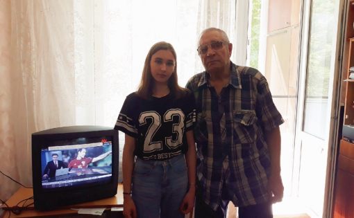 Саратовские волонтеры продолжают подключать бабушек и дедушек к цифровому вещанию