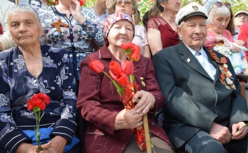 У Мемориала Славы прошел митинг в честь 74-й годовщины Великой Победы К Вечному огню в благодарность от потомков легли живые цветы