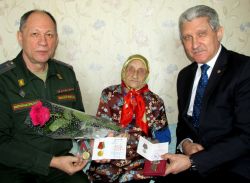 Участнице Великой Отечественной войны Эрне Рванцовой вручены юбилейные медали